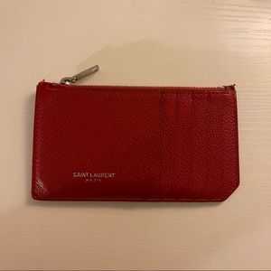 SAINT LAURENT PARIS FRAGMENTS ZIPPED CARD CASE IN GRAINED LEATHER - RED